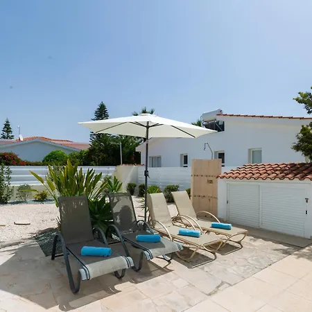 Alexia - Garden Oasis Near Coral Bay 펜션 *