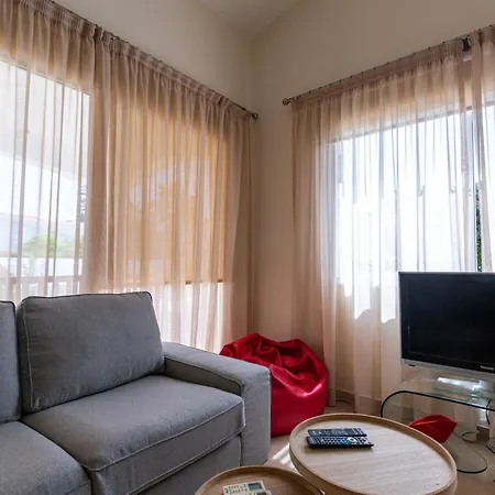 Alexia - Garden Oasis Near Coral Bay 펜션