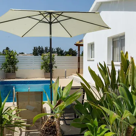 Alexia - Garden Oasis Near Coral Bay 펜션 *