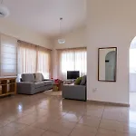 בית נופש Alexia - Garden Oasis Near Coral Bay