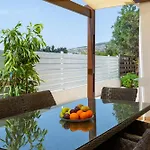 בית נופש Alexia - Garden Oasis Near Coral Bay