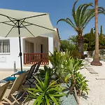 בית נופש Alexia - Garden Oasis Near Coral Bay *