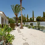 בית נופש Alexia - Garden Oasis Near Coral Bay *