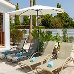 בית נופש Alexia - Garden Oasis Near Coral Bay *