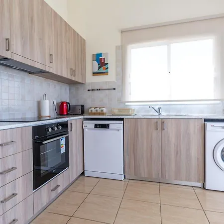 Case de vacanță Alexia - Garden Oasis Near Coral Bay Peyia