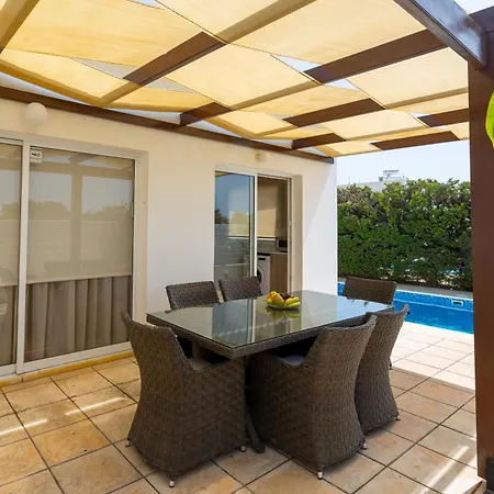 Alexia - Garden Oasis Near Coral Bay *