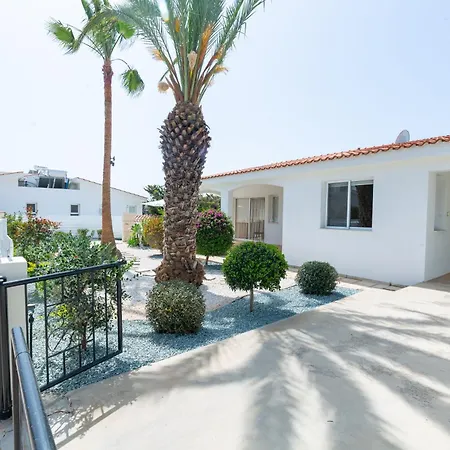 Alexia - Garden Oasis Near Coral Bay Case de vacanță