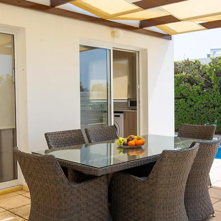 Alexia - Garden Oasis Near Coral Bay *