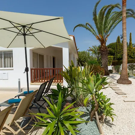 Semesterbostad Alexia - Garden Oasis Near Coral Bay *