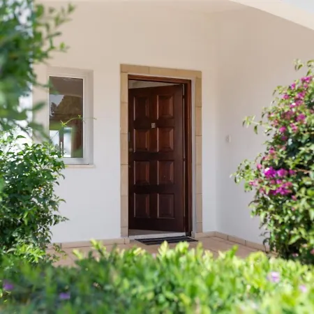Alexia - Garden Oasis Near Coral Bay