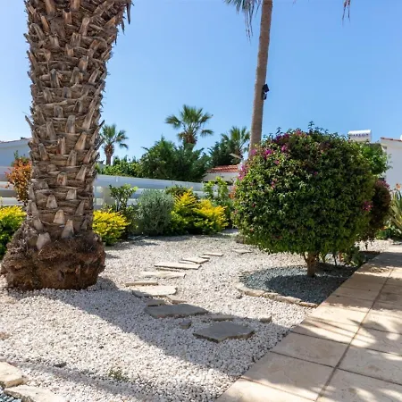 Alexia - Garden Oasis Near Coral Bay *