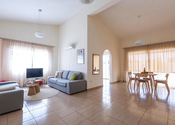 Alexia - Garden Oasis Near Coral Bay Semesterbostad