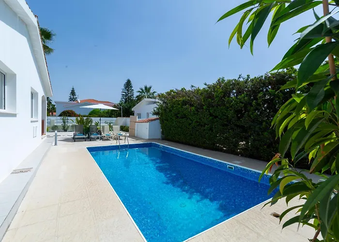 Alexia - Garden Oasis Near Coral Bay Semesterbostad *