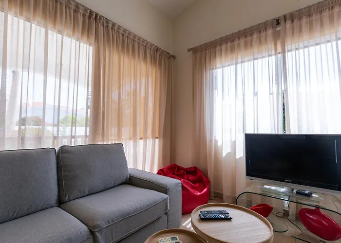 Alexia - Garden Oasis Near Coral Bay Semesterbostad